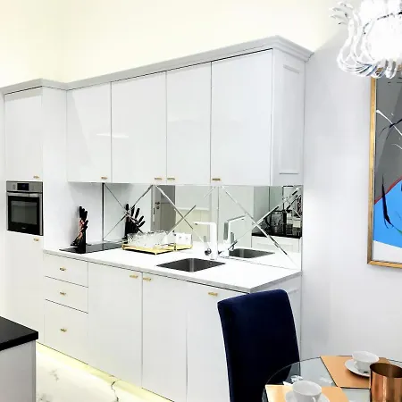 アパートホテル Mondrian Luxury & Market Square Iv 4*