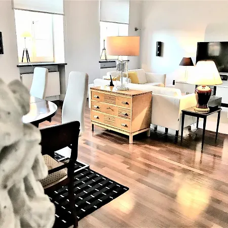 Mondrian Luxury & Market Square Iv Apartmanhotel 4*