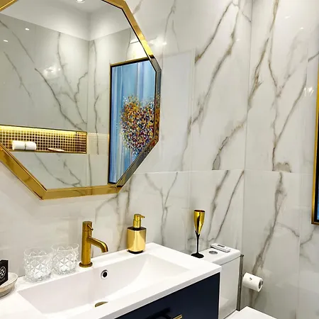 Mondrian Luxury & Market Square Iv Apartmanhotel