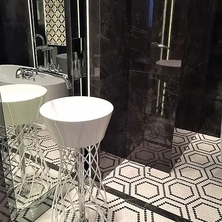 Mondrian Luxury & Market Square Iv Apartmanhotel