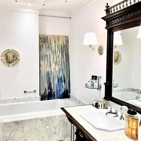 Mondrian Luxury & Market Square Iv 4* Varşova