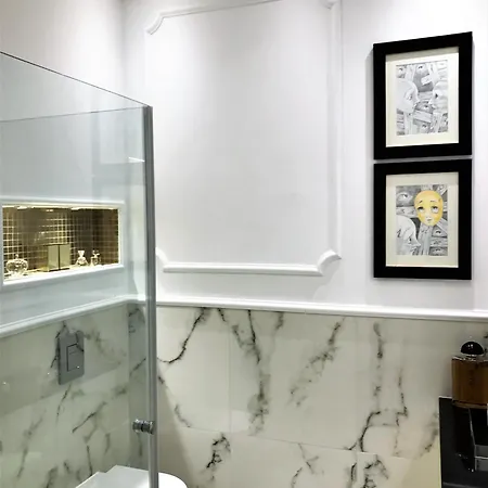 Mondrian Luxury & Market Square Iv Apart Otel