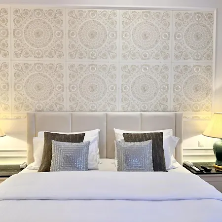 Mondrian Luxury & Market Square Iv