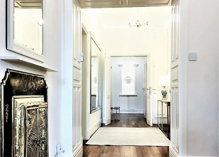 Mondrian Luxury & Market Square Iv