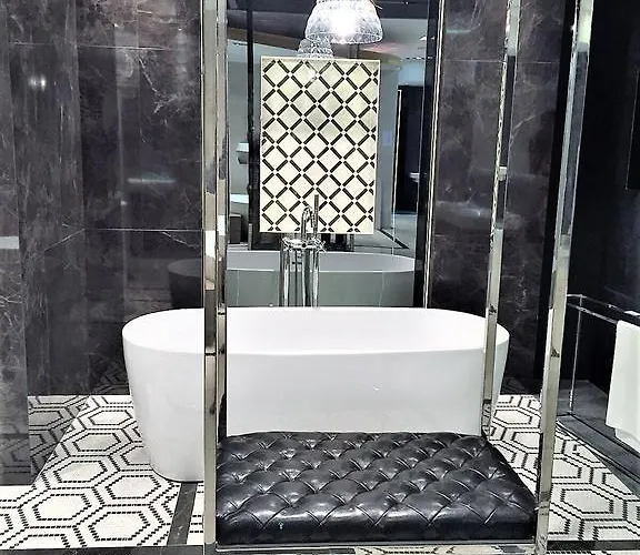 Mondrian Luxury & Market Square Iv