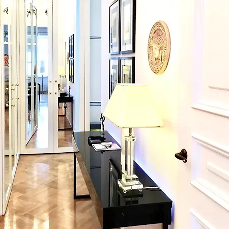 Mondrian Luxury & Market Square Iv *