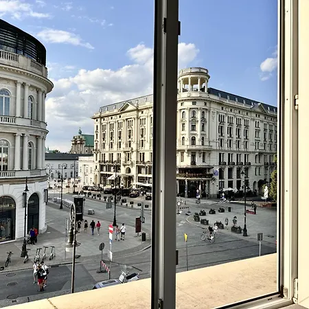 Mondrian Luxury & Market Square Iv *